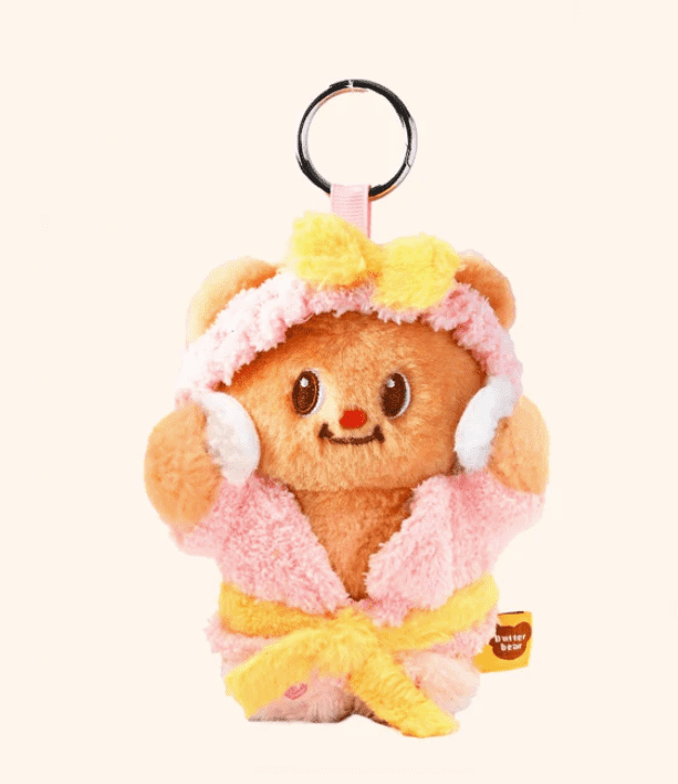  バターベア（Butter Bear）のぬいぐるみキーホルダー。ピンクのバスローブを着用したデザイン。
