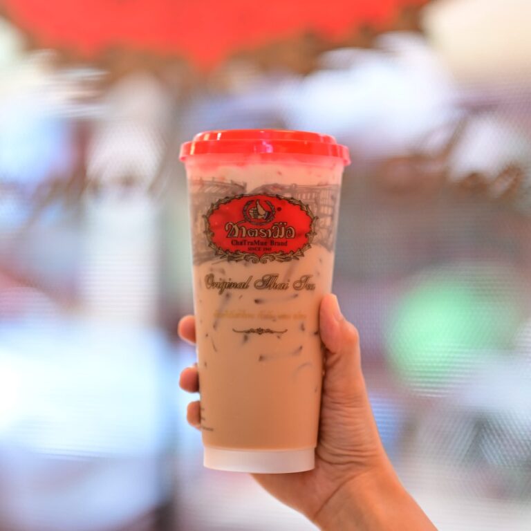  チャトラムー（ChaTraMue）のタイミルクティー。赤い蓋とブランドロゴ入りのカップ。