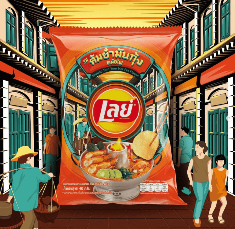 タイ限定で販売されているポテトチップス「レイズ（Lay's）」のトムヤムクン味（Shrimp Tom Yum Hot Pot Flavor）。タイのレトロな街並みと屋台を背景に、大きなエビのイラストが描かれたオレンジ色のパッケージ。