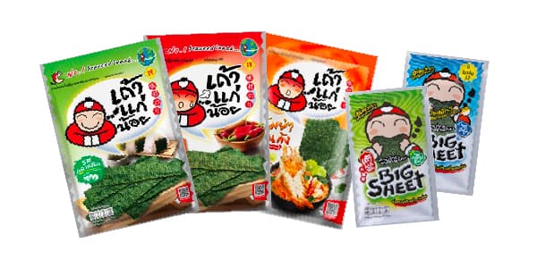 タイ土産として人気の海苔スナック「タオケーノイ（Taokaenoi）」のバリエーション。赤い帽子のキャラクターが目印の、オリジナル味やスパイシー味、大きな1枚入りの「ビッグシート（Big Sheet）」など、カラフルなパッケージが並ぶ様子。