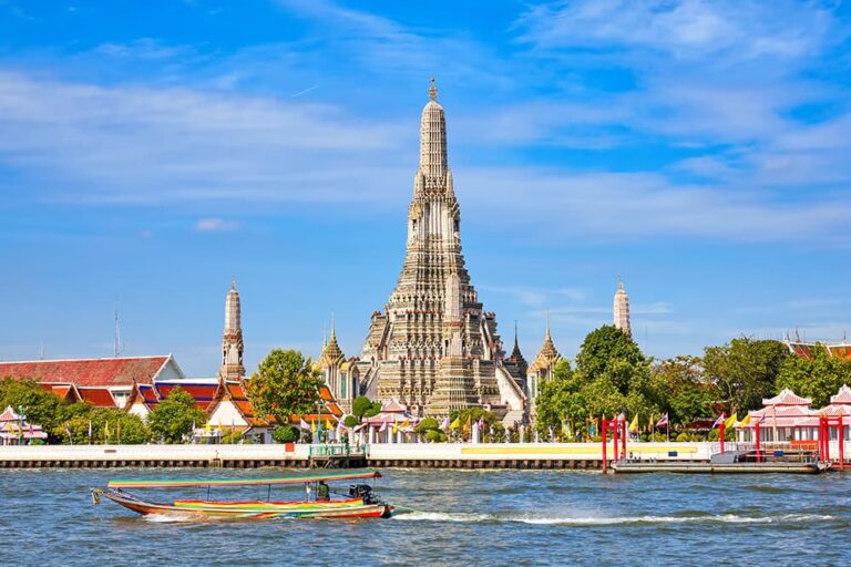 チャオプラヤー川とロングテールボート越しに望むワット・アルンの全景