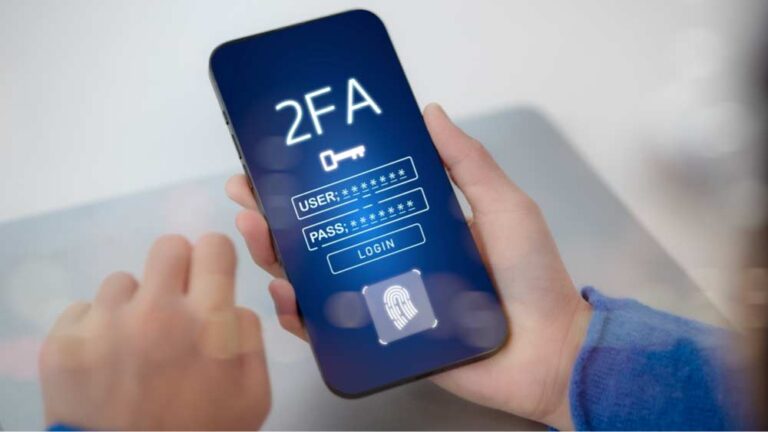 スマートフォンに表示された2段階認証（2FA）のログイン画面イメージ