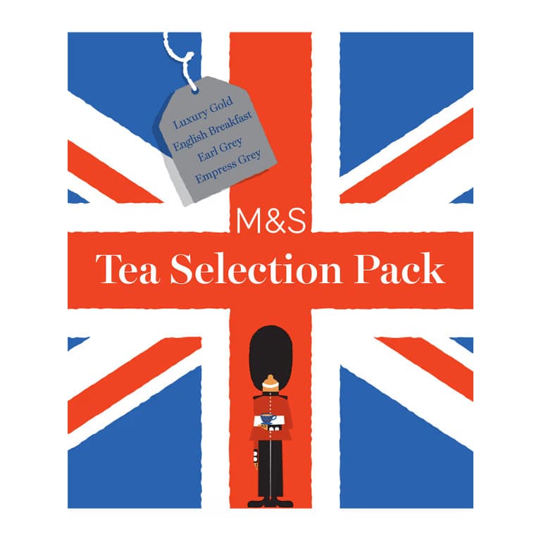 イギリス土産に人気のM&S(マークス&スペンサー)製紅茶セレクションパック。ユニオンジャックと近衛兵が描かれたパッケージに、アールグレイやイングリッシュブレックファストなど4種のティーバッグが詰め合わされた様子。