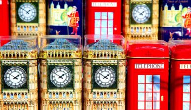 ビッグベンや赤い電話ボックスをモチーフにしたロンドン土産の紅茶缶が並んでいる様子
