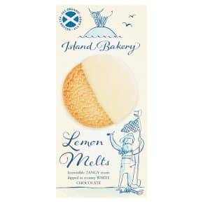 イギリスの王室御用達スーパー「Waitrose(ウェイトローズ)」で購入できる、アイランドベーカリーの「レモンメルツ」。ハーフコーティングされたホワイトチョコとレモンクッキーのイラスト、スコットランドのハイランドカウが描かれたパッケージデザイン。