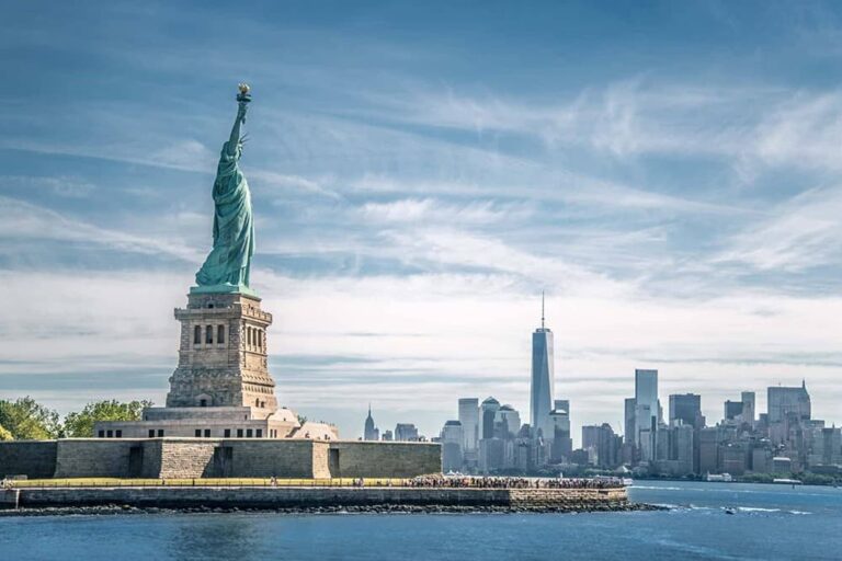 マンハッタンの高層ビル群を背景にそびえるニューヨークの自由の女神像