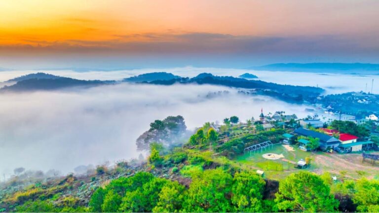 朝焼けと雲海に包まれたダラット高原の街並み