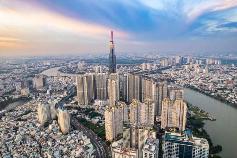 高層ビルが林立するホーチミン市中心部の空撮風景