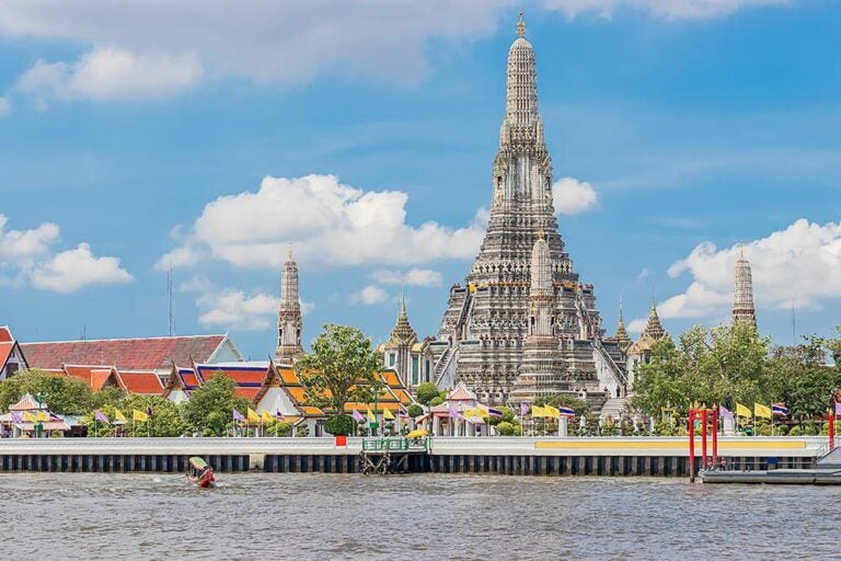 チャオプラヤー川越しに見るバンコクのワット・アルンの全景