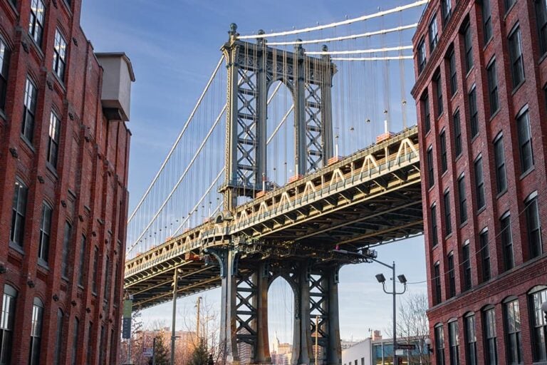  ブルックリンのDUMBOから見たマンハッタン橋。観光客に人気の比較的安全なエリア
