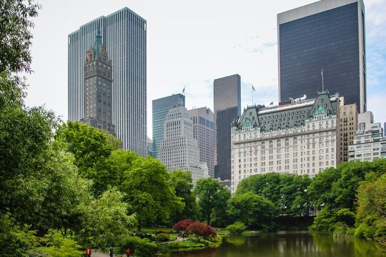 セントラルパークから望むアッパー・イースト・サイドの街並み。治安の良い高級住宅エリア