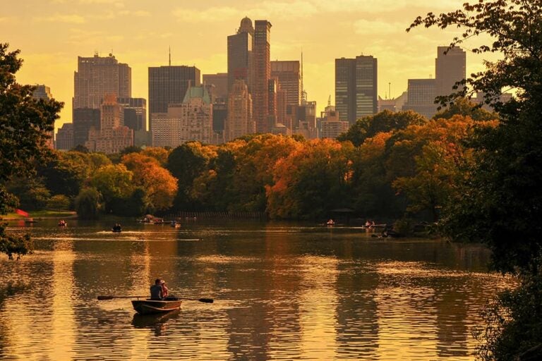  セントラルパークの湖からアッパー・ウエスト・サイド方面を望む秋の夕景