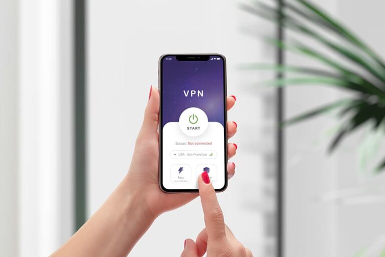 スマートフォンでVPNアプリを操作する様子。中国でのVPN利用イメージ