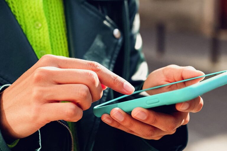 ドバイ旅行中にスマートフォンで緊急連絡先に連絡する様子