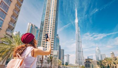 ドバイのブルジュ・ハリファを撮影する女性旅行者 — ドバイ旅行の治安ガイド