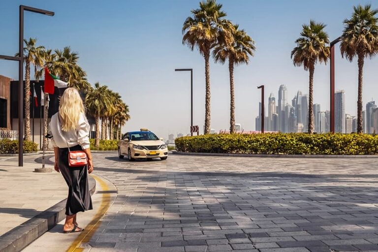 ドバイマリーナ付近でタクシーを待つ女性旅行者