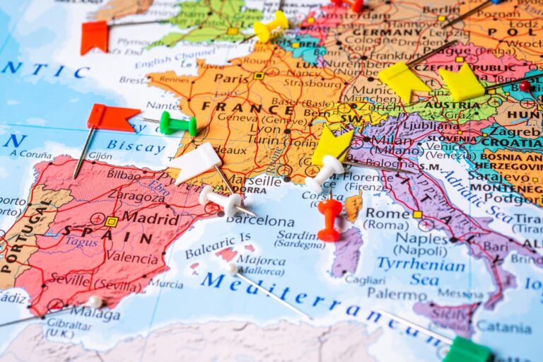 フランスやスペイン、イタリアなどヨーロッパ各国にピンが刺さった地図