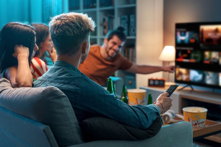 リビングでテレビの配信サービスを選びながらF1中継を楽しむ友人たちの様子