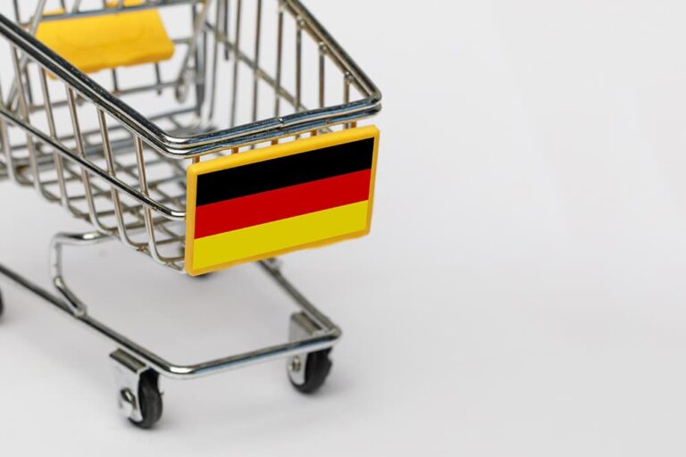 ドイツ国旗が付いたミニチュアショッピングカート、お土産購入時の注意点イメージ