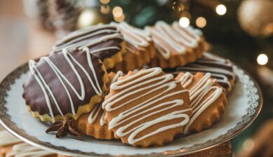 ドイツお土産にも人気のクリスマスクッキー、チョコとアイシングで飾られた一皿