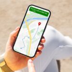 スマートフォンでGoogleマップを表示しながらアカウント設定を行うイメージ