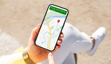 スマートフォンでGoogleマップを表示しながらアカウント設定を行うイメージ