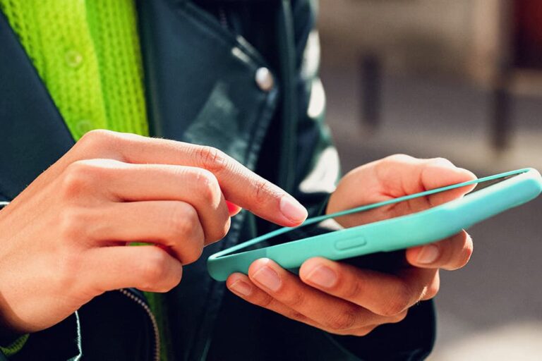 スマートフォンの画面を操作してGoogleアカウント作成のエラーに対処している様子