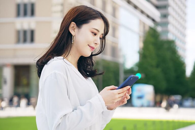 スマートフォンでGoogleアカウントを作成している女性