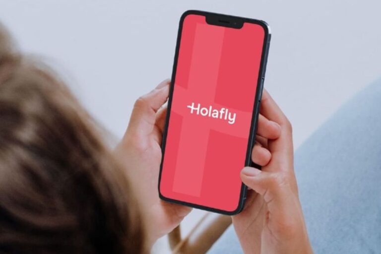 スマホでHolaflyのeSIMアプリを表示。ニューヨーク旅行のネット環境準備に便利