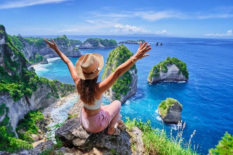 バリ島ヌサペニダの絶景を眺める旅行者