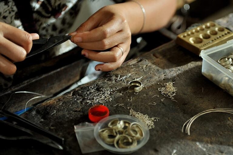バリ島の工房でシルバーアクセサリーを手作りする職人の手元