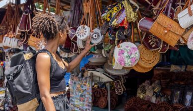インドネシア・バリ島のお土産市場でアタ製バッグや雑貨を選ぶ旅行者