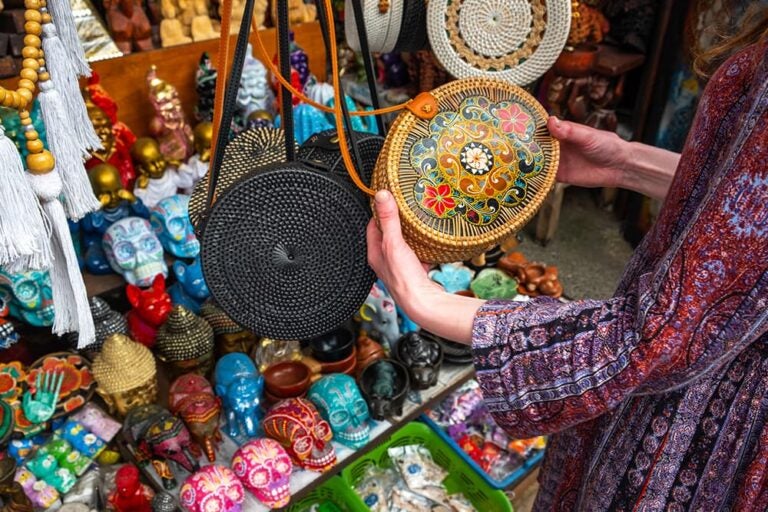 バリ島のお土産店でアタ製バッグや雑貨を選ぶ旅行者