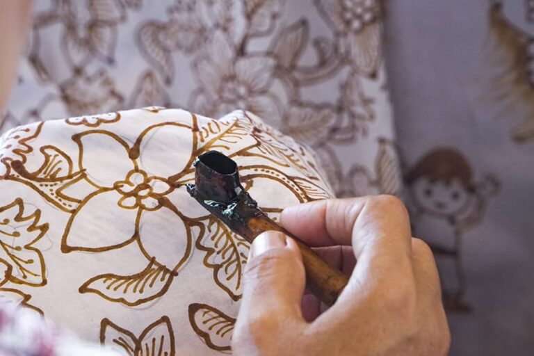職人がチャンティンでロウを置いて描くインドネシア伝統のバティック制作風景