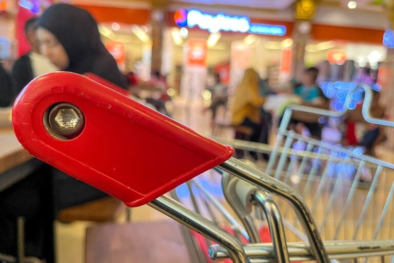 インドネシアのスーパーマーケット店内のショッピングカート
