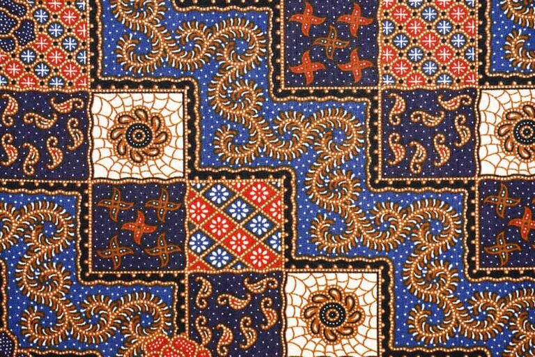 マレーシア伝統工芸のバティック生地、青・赤・金の幾何学模様が美しいデザイン