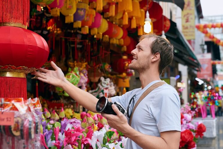 マレーシアのチャイナタウンでランタンを手に取りながらお土産を探す観光客