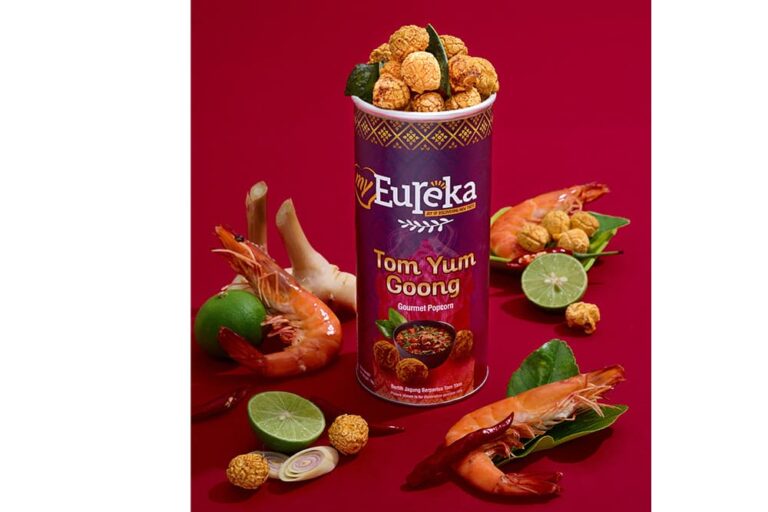 マレーシア土産に人気のユレカポップコーン、トムヤムクン味の缶とエビやライムの演出