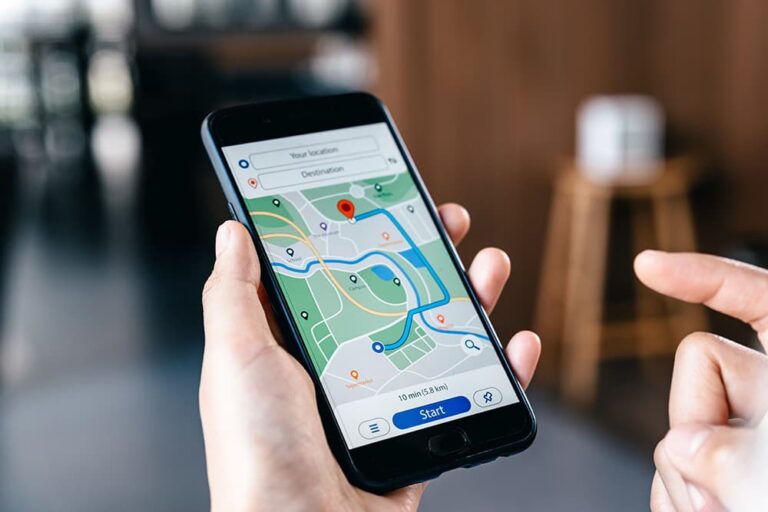 マレーシアでのお土産探しを効率よく楽しむために、スマートフォンの地図アプリを使って目的地へのルートを確認している様子