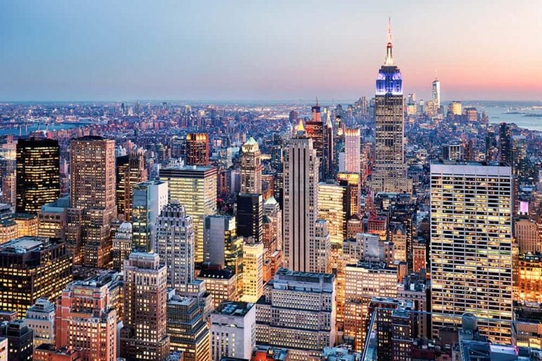 夕暮れ時のマンハッタン中心部の全景。エンパイアステートビルを中心にミッドタウンの街並みが広がる