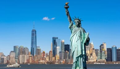 自由の女神とマンハッタンのスカイライン。ニューヨーク旅行の治安ガイド