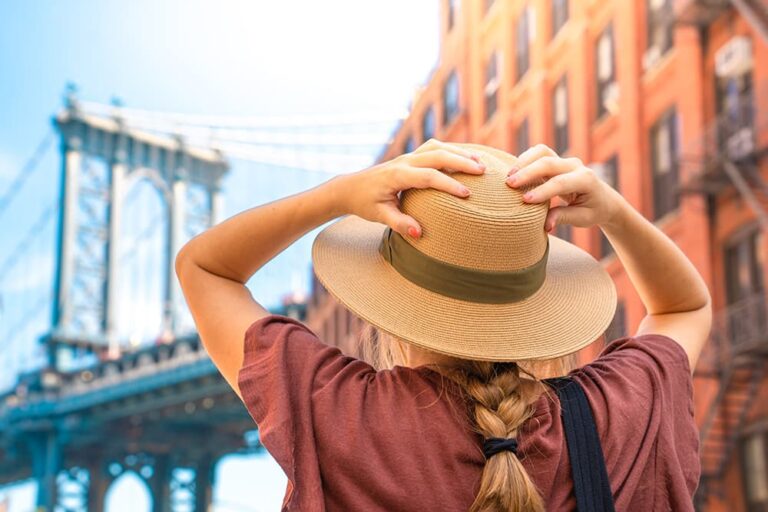 ニューヨークのマンハッタン橋を背景に観光を楽しむ旅行者