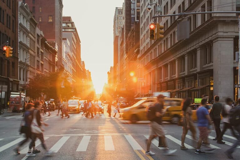 夕暮れ時のニューヨークの交差点を行き交う人々。エリアによって治安状況が異なる