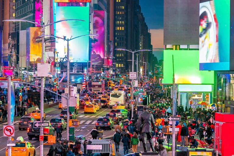 夜のタイムズスクエアの賑わい。注意点を押さえれば夜のニューヨーク観光も楽しめる