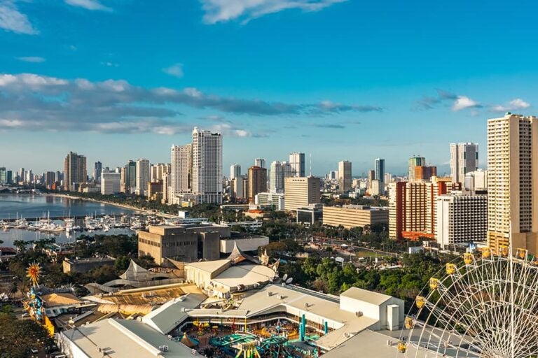 マニラ湾沿いの高層ビル群と青空が広がる市街地の眺望