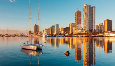 夕日に染まるマニラ湾のヨットハーバーと高層ビル群