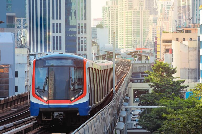 バンコク市内の高架を走るBTSスカイトレイン