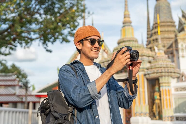 バンコクの寺院前でカメラを構える旅行者