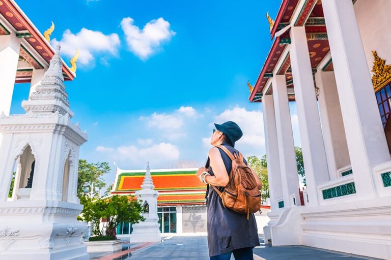 バンコクの寺院を観光するリュックを背負った旅行者
