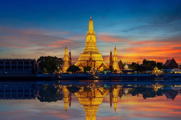 夕暮れにライトアップされたワット・アルンと川面への映り込み